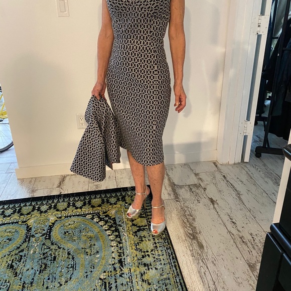 Three piece outfit. Skirt, bra top and cape. - Picture 1 of 6